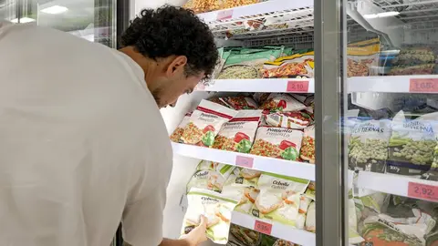 Archivo - Un chico selecciona una bolsa de cebolla ultracongelada en un lineal de Mercadona
- KIKO ASUNCI&Oacute;N L&Oacute;PEZ/EUROPA PRESS - Archivo