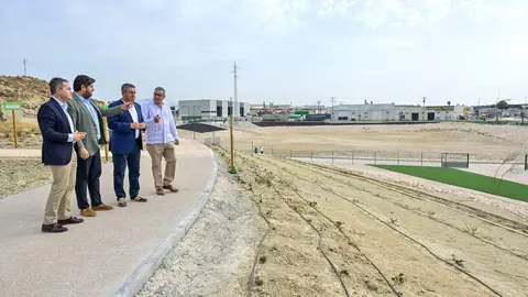 El presidente de la Comunidad, Fernando L&oacute;pez Miras, inaugura el Parque Inundable de Lorqu&iacute;, en la explicaci&oacute;n de la obra acometida y durante la visita a la infraestructura. | Foto: CARM