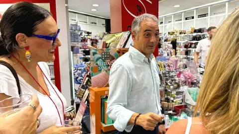 El director general de Impulso al Comercio, Innovaci&oacute;n Empresarial e Industrias y Oficios Artesanales, Rafael G&oacute;mez, acompa&ntilde;ado por la directora general de Competitividad y Calidad Tur&iacute;stica, Eva Reverte, durante la visita a un establecimiento de &Aacute;guilas