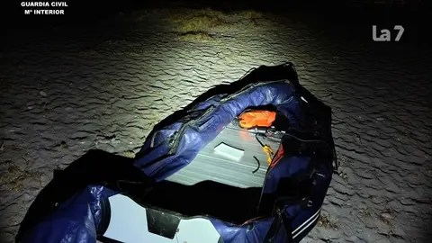 Una de las embarcaciones intervenidas por los agentes en una playa de N&iacute;jar