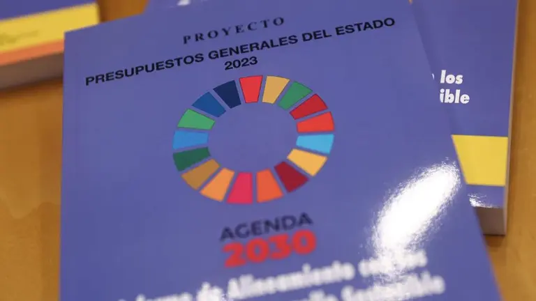 Informe impreso que incluye el Proyecto de Ley de los Presupuestos Generales del Estado aprobados por el Gobierno para 2023, en el Congreso de los Diputados, a 6 de octubre de 2022, en Madrid (Espa&ntilde;a). Previo a la rueda de prensa, la ministra de Hacienda (Foto: Eduardo Parra - Europa Press)