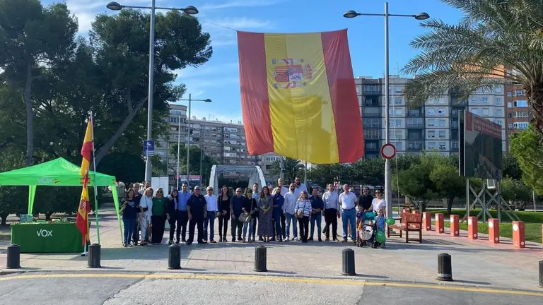 Simpatizantes y afiliados de VOX celebran el D&iacute;a de la Hispanidad en la Plaza de la Cruz Roja (Foto: Vox)