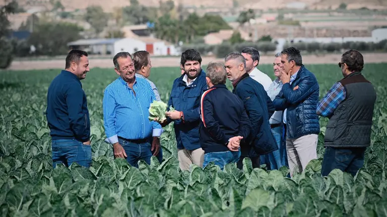 El presidente de la Regi&oacute;n de Murcia, Fernando L&oacute;pez Miras, junto a representes de organizaciones del sector hortofrut&iacute;cola, durante la visita a una empresa de Totana (Foto: CARM)