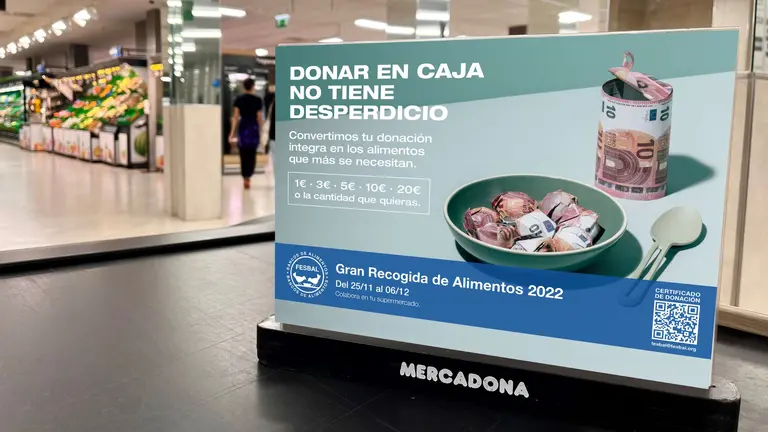 Donaci&oacute;n en caja en la Gran Recogida de Alimentos en Mercadona