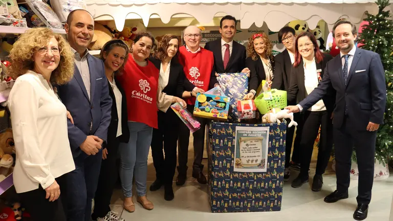 El Corte Ingl&eacute;s de la Regi&oacute;n de Murcia ha entregado a C&aacute;ritas Regi&oacute;n de Murcia los juguetes recogidos en su tradicional campa&ntilde;a solidaria.