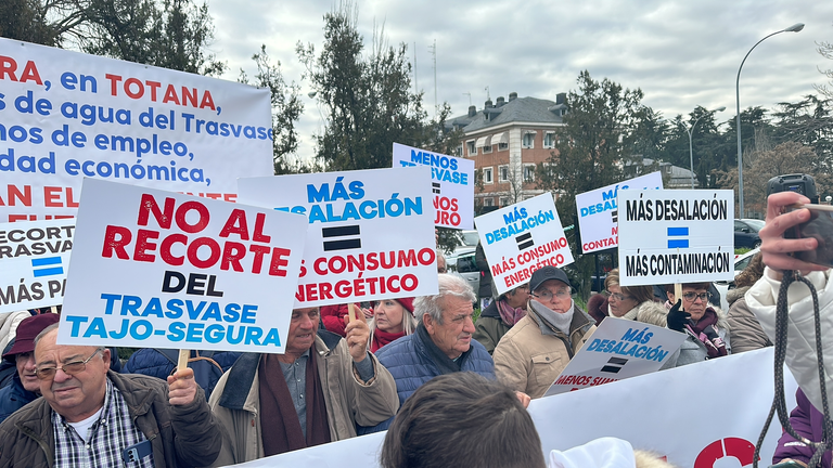 Los regantes se manifiestan junto a la Moncloa (foto: La 7)