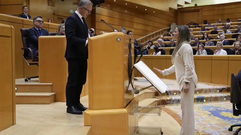 El presidente del Senado, Ander Gil, toma juramento a M&oacute;nica Azor&iacute;n (Foto: Senado)