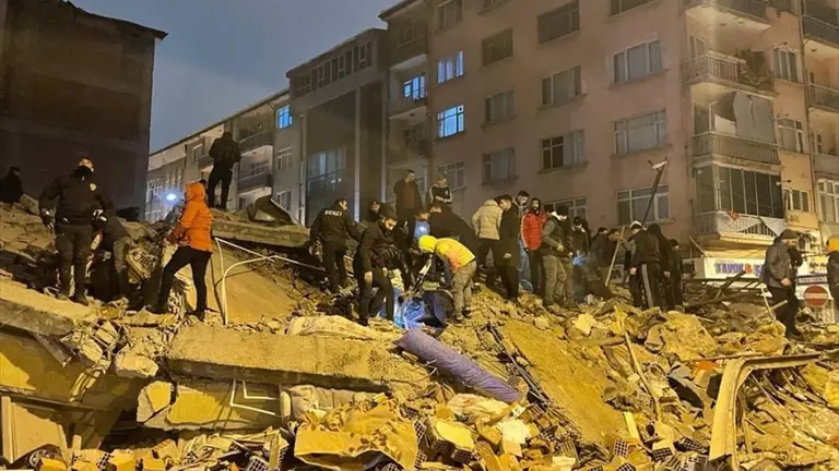 B&uacute;squeda de posibles v&iacute;ctimas entre los escombros tras el terremoto en Nurdagi, Turqu&iacute;a (foto: La 7)
