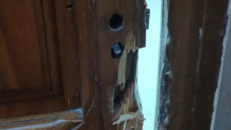 Imagen de la cerradura forzada en una de las iglesias donde se han producido robos (foto: Jenifer &Aacute;lvarez)