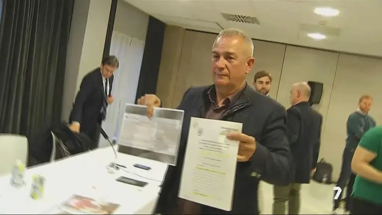 Felipe Moreno muestra el cheque de 5 M&euro; en su mano izquierda