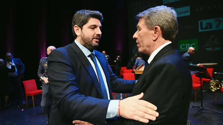 L&oacute;pez Miras saluda a Alfonso de la Cruz tras el preg&oacute;n