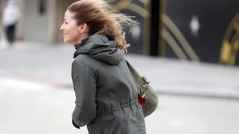 Varias personas intentan andar por la calle con temporal con vientos de 70 km/h (foto: Europa Press)