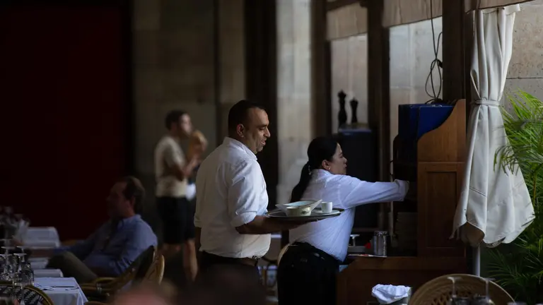 Un camarero sostiene una bandeja (foto: La 7)
