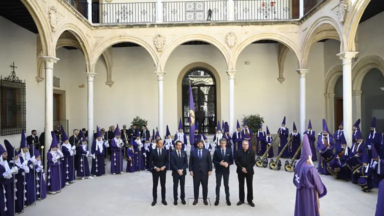 Tambores y bocinas suenan en la convocatoria de la cofrad&iacute;a de Jes&uacute;s de Murcia. C&oacute;mo manda la tradici&oacute;n, han hecho parada en el Palacio de San Esteban con su tradicional llamada, desde grandes a peque&ntilde;os de la cofrad&iacute;a hayan sido recibidos esta ma&ntilde;ana por el presidente del gobierno regional. Esta hermandad saca el arte del Maestro Francisco Salzillo a la calle, cada Viernes Santo por la ma&ntilde;ana