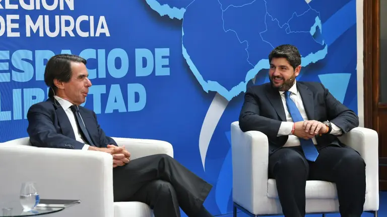 Jos&eacute; Mar&iacute;a Aznar (izq.) y Fernando L&oacute;pez Miras, este viernes en el Real Casino de Murcia