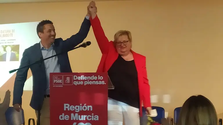 H&eacute;ctor Antonio Mart&iacute;nez (izq.) e Isabel Pe&ntilde;alver Neuhauser, en un acto del PSOE