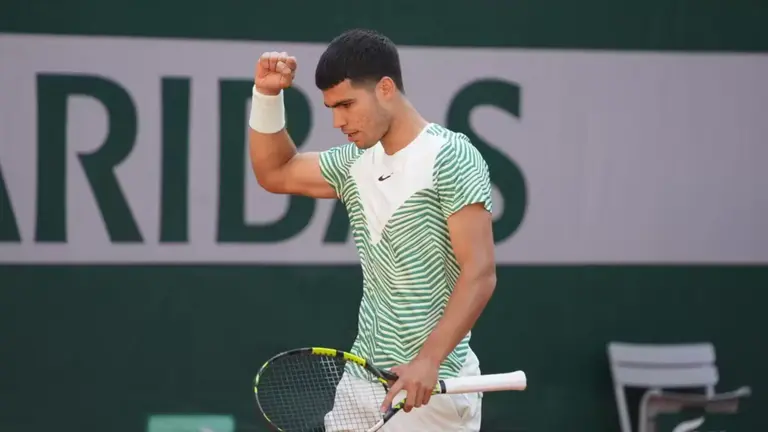 Carlos Alcaraz celebra su triunfo en el debut en Roland Garros