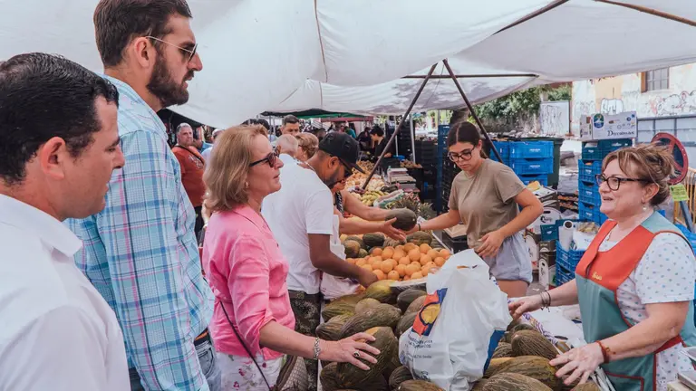 La candidata de VOX al Congreso de los Diputados, Lourdes M&eacute;ndez, visita el mercado de Molina de Segura acompa&ntilde;ada por el presidente provincial y portavoz en la Asamblea, Jos&eacute; &Aacute;ngel Antelo, as&iacute; como por el equipo local (Foto: Daniel Sabiote)