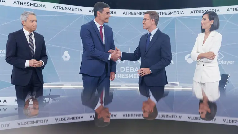 El presidente del Gobierno y candidato del PSOE a la reelecci&oacute;n, Pedro S&aacute;nchez (2i), y el candidato del PP a la presidencia, Alberto N&uacute;&ntilde;ez Feij&oacute;o (2d), y los presentadores Ana Pastor (d) y Vicente Vall&eacute;s (i) antes del programa 'Cara a Cara. El Debate', - Eduardo Parra - Europa Press