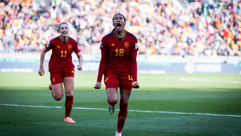 Salma Paralluelo celebra el gol de la victoria de Espa&ntilde;a ante Pa&iacute;ses Bajos (foto: RFEF)