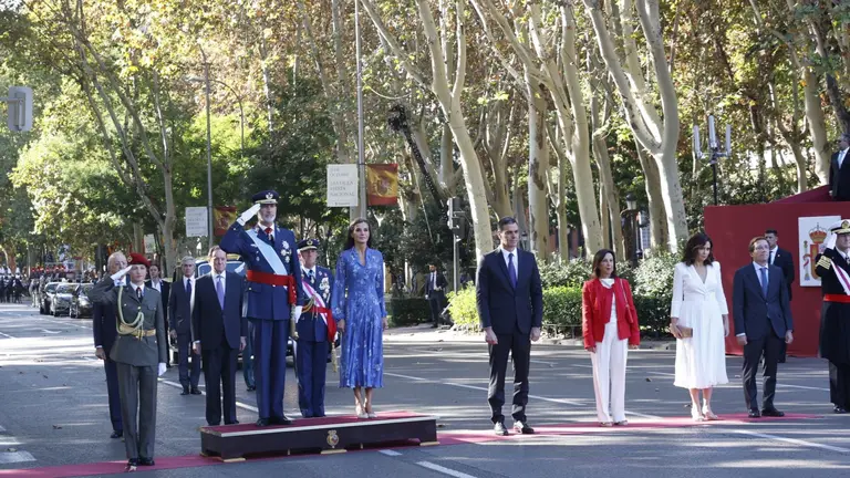 Los reyes y las autoridades escuchan el himno nacional