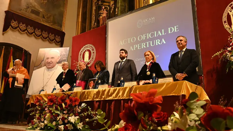 L&oacute;pez Miras participa en el acto de apertura del curso acad&eacute;mico de la UCAM
