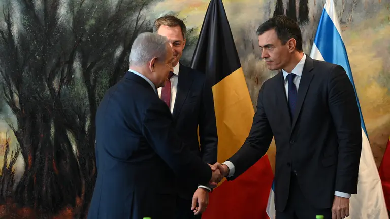 Pedro S&aacute;nchez saluda al primer ministro israel&iacute;, Benjamin Netanyahu