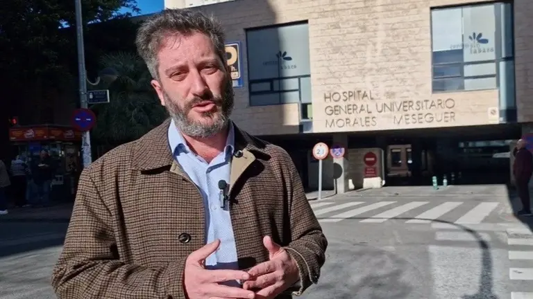 El diputado regional de la coalici&oacute;n conformada por Podemos, IU-Verdes y Alianza Verde, Victor Eg&iacute;o, frente al hospital Morales Meseguer, en Murcia.
