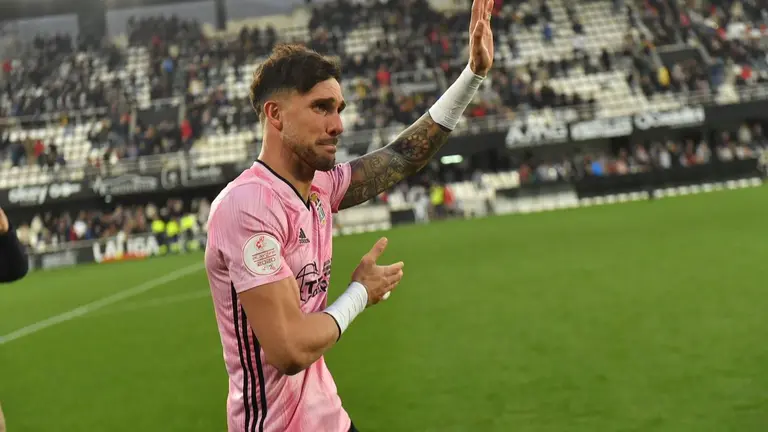 El guardameta Marc Mart&iacute;nez se despide de la afici&oacute;n del FC Cartagena antes de hacer oficial su marcha a un equipo de Primera Divisi&oacute;n (foto: FC Cartagena)