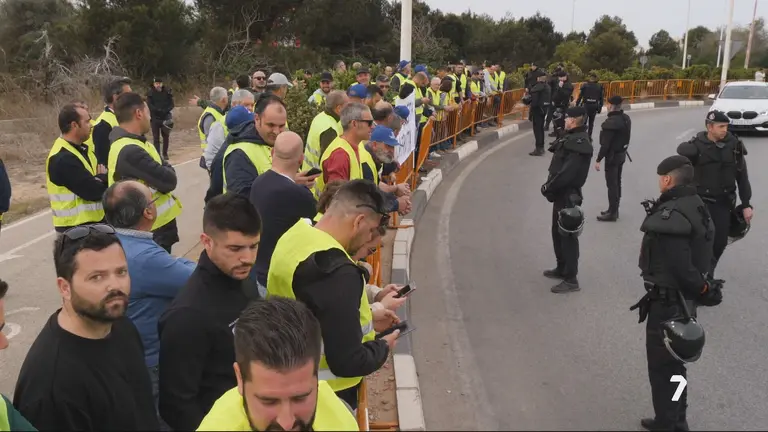 Los agricultores se concentran en Torrevieja (Alicante), con el objetivo de poner de manifiesto sus reivindicaciones (foto: La 7)