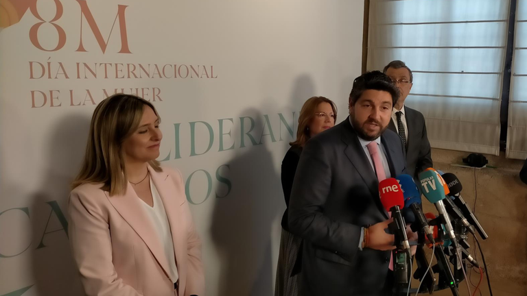 El presidente del Gobierno murciano, Fernando L&oacute;pez Miras, en el contacto con los medios de comunicaci&oacute;n