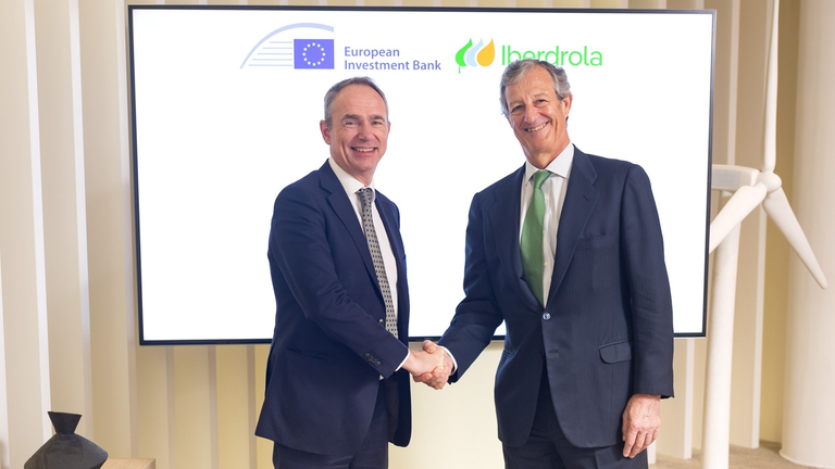 Jean-Christophe Laloux, director general de Operaciones para la UE del BEI, y Jos&eacute; Sainz Armada, director de Finanzas, Control y Desarrollo Corporativo de Iberdrola.