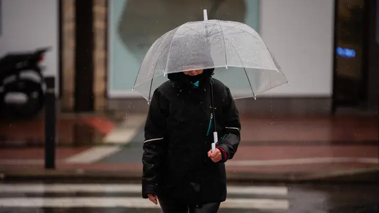 Una persona se protege de la lluvia con paraguas - Mateo Lanzuela (foto: EP)