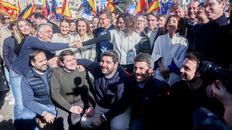 La presidenta de la Junta de Extremadura, Mar&iacute;a Guardiola, el presidente del PP Vasco, Javier de Andr&eacute;s, la presidenta del Govern balear, Marga Prohens, la secretaria general del PP, Cuca Gamarra, el presidente del Partido Popular