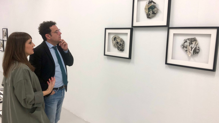 Imagen de la vista del director general del Instituto de las Industrias Culturales y las Artes, Manuel Cebri&aacute;n, al montaje de la exposici&oacute;n 'Po&eacute;tica de la ruina' de Miriam Mart&iacute;nez Abell&aacute;n