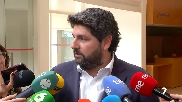 Fernando L&oacute;pez Miras comparece ante los medios tras la decisi&oacute;n de Pedro S&aacute;nchez de continuar al frente del Gobierno de Espa&ntilde;a (foto: La 7)