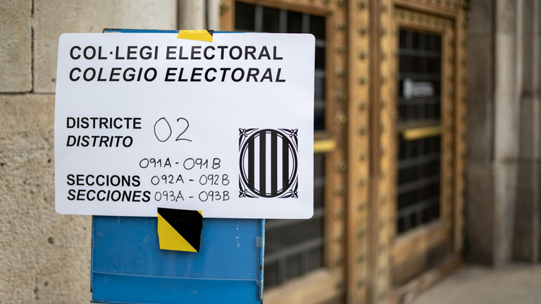 Apertura de los colegios electorales en Catalu&ntilde;a