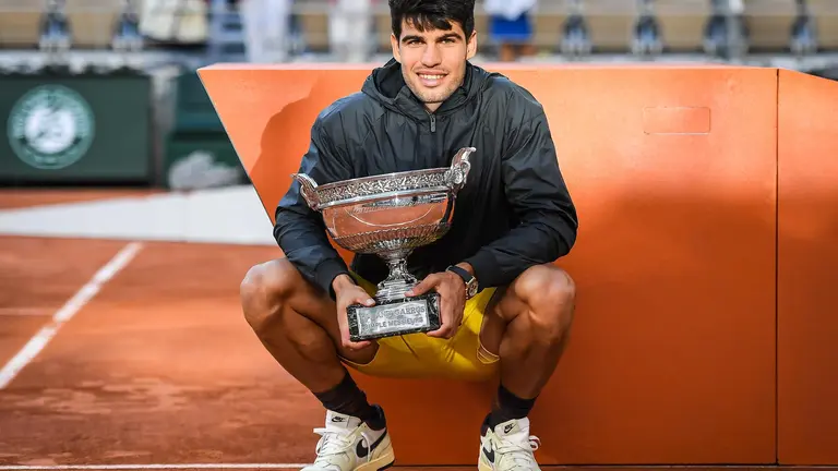 Carlos Alcaraz, con la copa de los Mosqueteros