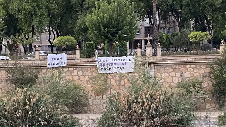 Imagen de las pancartas desplegadas frente al Palacio de Justicia de Murcia contra la sentencia de los 13 acusados de una red de prostituci&oacute;n de menores (foto: Fuste Colectivo)