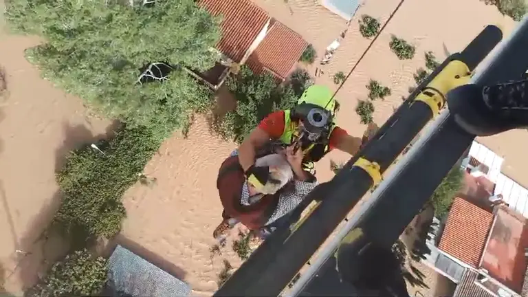 Rescate del helic&oacute;ptero de la Comunidad Aut&oacute;noma de la Regi&oacute;n de Murcia en una de las zonas afectadas de Valencia