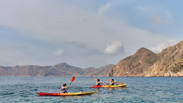 El Camping El Port&uacute;s presenta su programa de actividades n&aacute;uticas y de aventura en el entorno de Cala Morena, la Sierra de la Muela, Cabo Ti&ntilde;oso y Rold&aacute;n