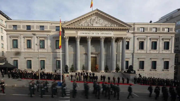 Desfile durante el acto de Izado Solemne de la bandera de Espa&ntilde;a, frente al Congreso de los Diputados