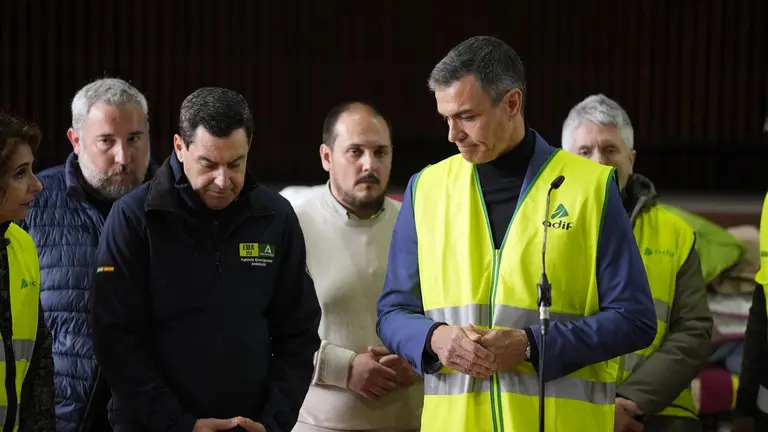 Juanma Moreno y Pedro S&aacute;nchez, en Adamuz