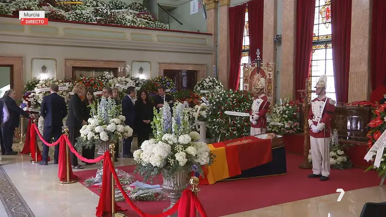 Capilla ardiente de Jos&eacute; Ballesta en el Ayuntamiento de Murcia (foto: La 7)