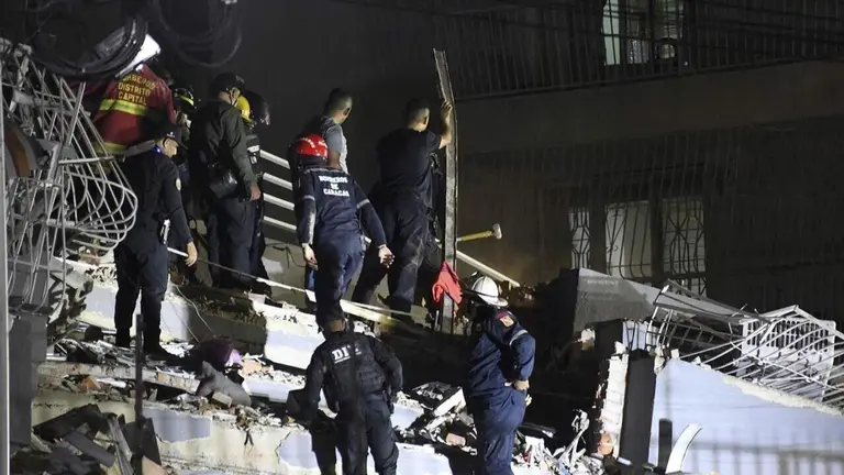 Miembros de los equipos de emergencias trabajan para ayudar a los afectados por los terremotos en Venezuela.
- Marcos Salgado / Xinhua News / Europa Press / Cont