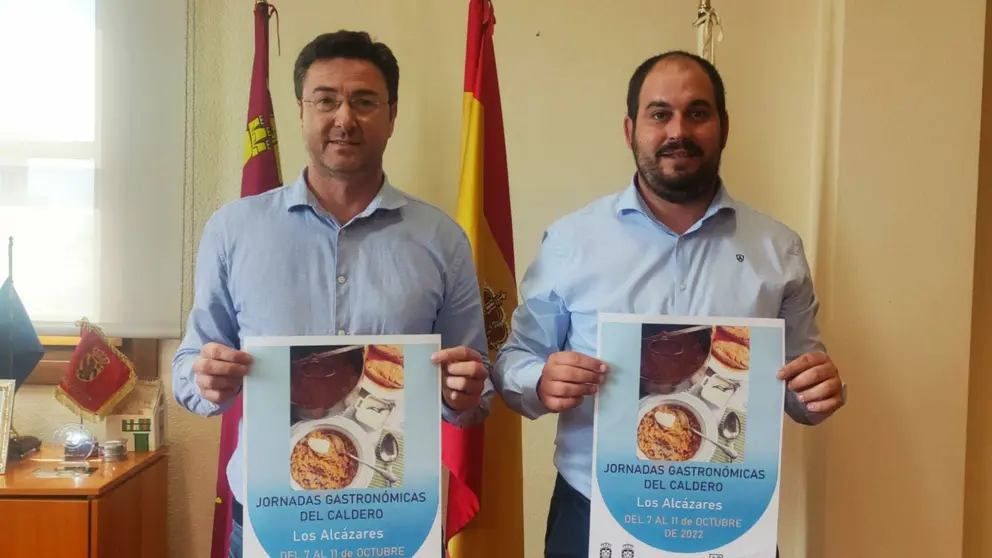 El alcalde de Los Alc&aacute;zares, Mario P&eacute;rez Cervera (der.), junto al concejal de Impulso Econ&oacute;mico, Pedro Jos&eacute; S&aacute;nchez