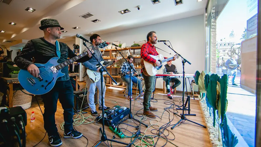 Imagen de uno de los conciertos celebrados el a&ntilde;o pasado en el escaparate de Peque&ntilde;a Moma en el centro de Murcia (foto: C&aacute;mara de Comercio)