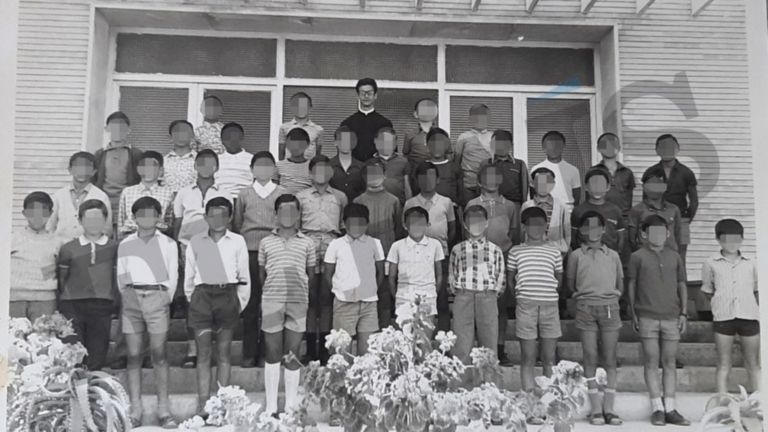 Alumnos del curso de 1970 del seminario marista de La Marina de Elche, con su tutor, Joaquín Bascuñana (Foto: Diario El País)