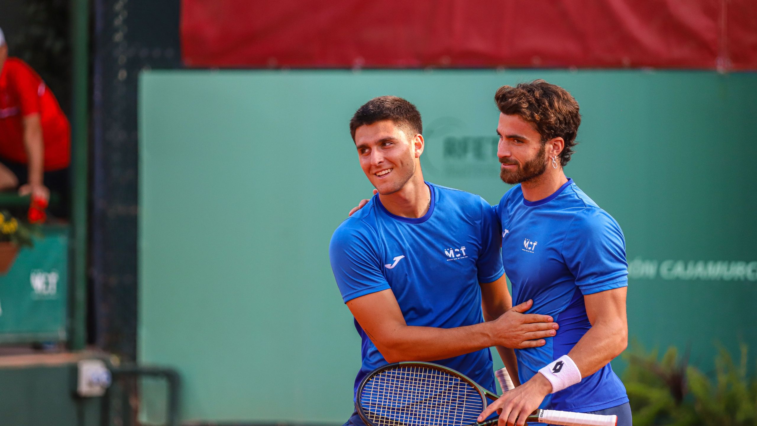 Los jugadores del Murcia Club de Tenis celebran una victoria