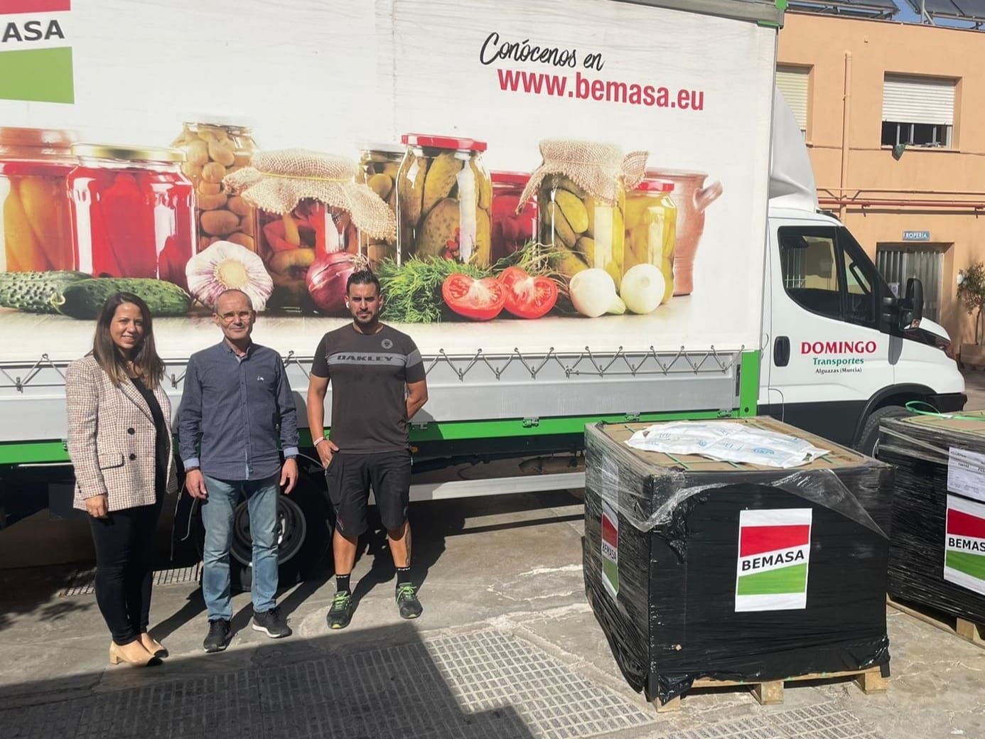 Bemasa Caps haciendo entrega de una donación a Jesus Abandonado. FOTO: BEMASA CAPS